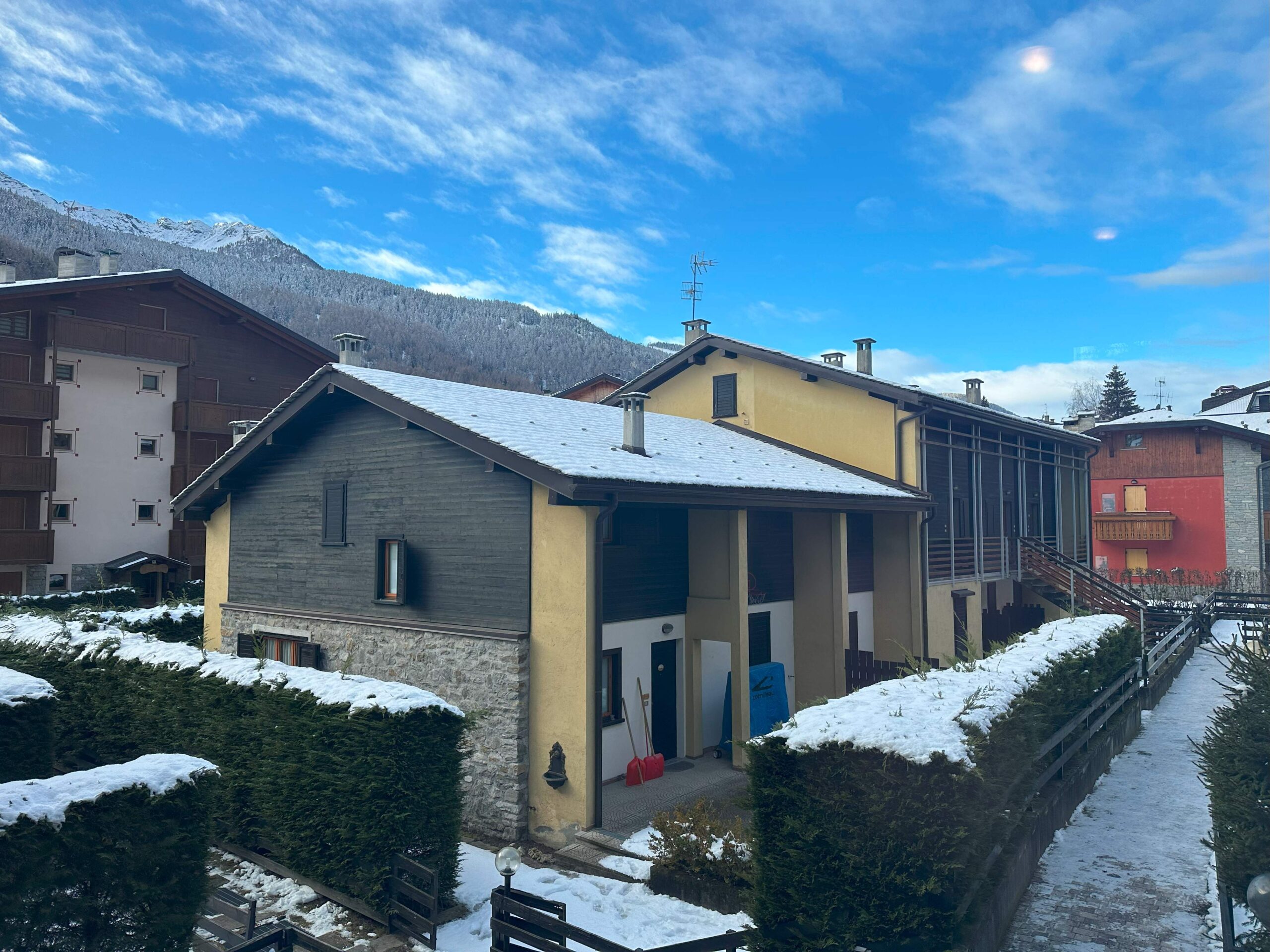 Res Rio Camuno, 200 mt da Seggiovia Baradello, Trilocale su 2 livelli Mq 65 arredato con Box, Balcone Ovest, euro 150.000,00!Trattabile!!