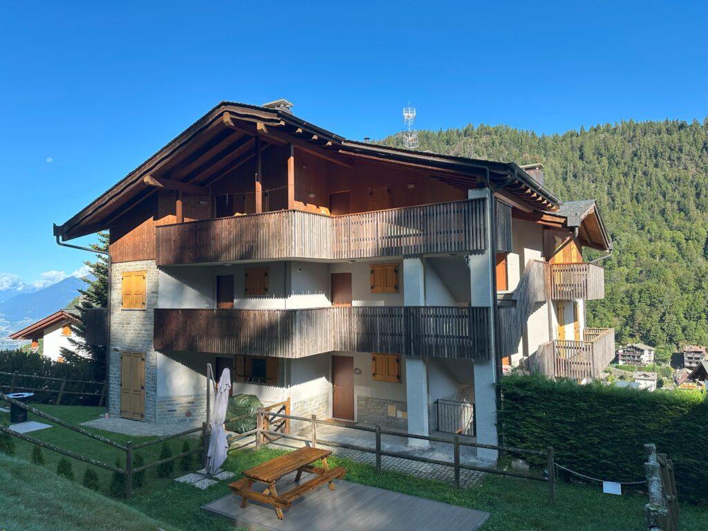 Aprica, Via Clef 30, Bilocale Mq 50 travi a vista con Box Euro 135.000