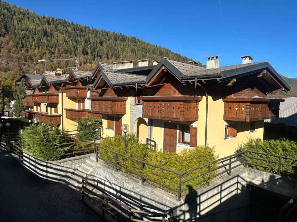 Chalet “Elite”, direttamente sulle piste del Baradello, bilocale arredato con ampio giardino privato e box.Euro 203.000,00 Chalet “Elite”, direttamente sulle piste del Baradello, bilocale arredato con ampio giardino privato e box.Euro 203.000,00