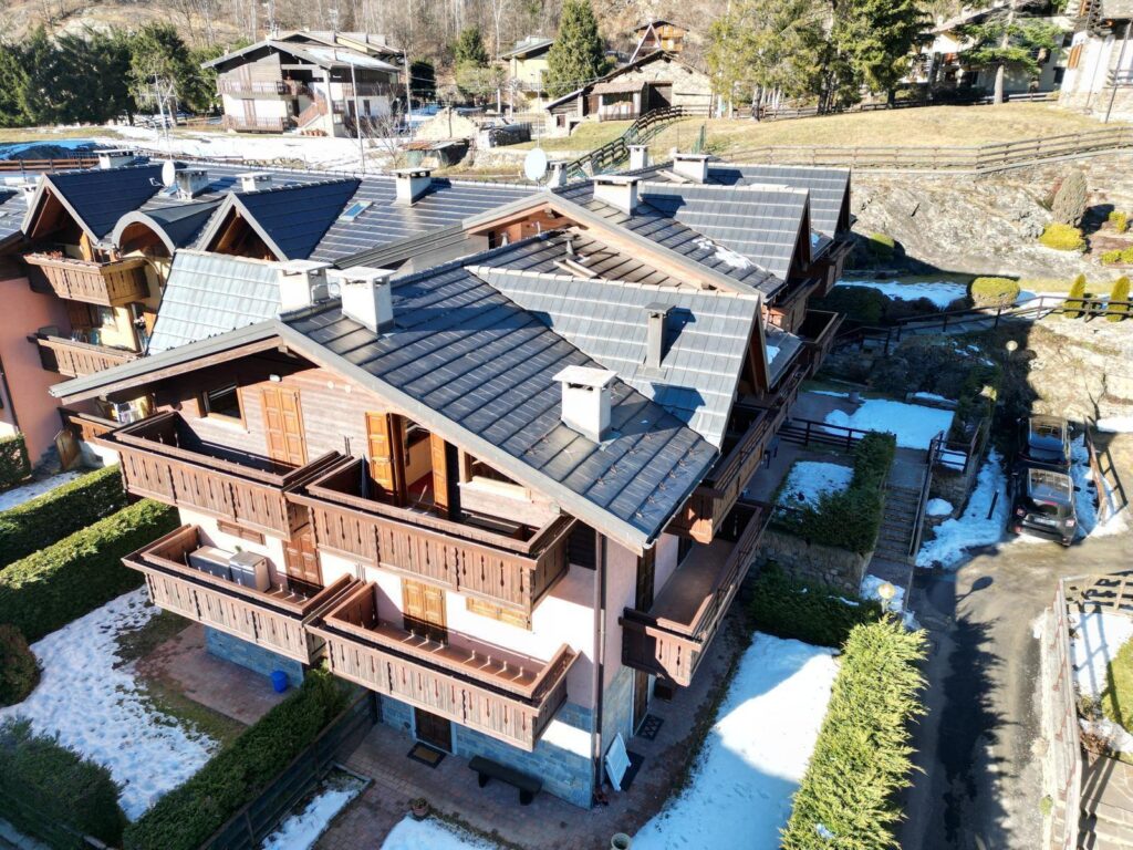 “Relais Des Alpes 2″ampio bilocale mq 60 in mansarda tutto travi a vista , arredato, camino, 2 balconi con vista fantastica, box, Euro 183.000,00 “Relais Des Alpes 2″ampio bilocale mq 60 in mansarda tutto travi a vista , arredato, camino, 2 balconi con vista fantastica, box, Euro 183.000,00