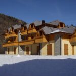 In villetta a schiera, 700 mt dalle piste, nostra costruzione 2006, bilocale con box arredato con giardino su tre lati ovest-est-nord, Euro 157.000,00