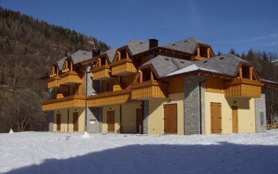 In villetta a schiera, 700 mt dalle piste, nostra costruzione 2006, bilocale con box arredato con giardino su tre lati ovest-est-nord, Euro 157.000,00