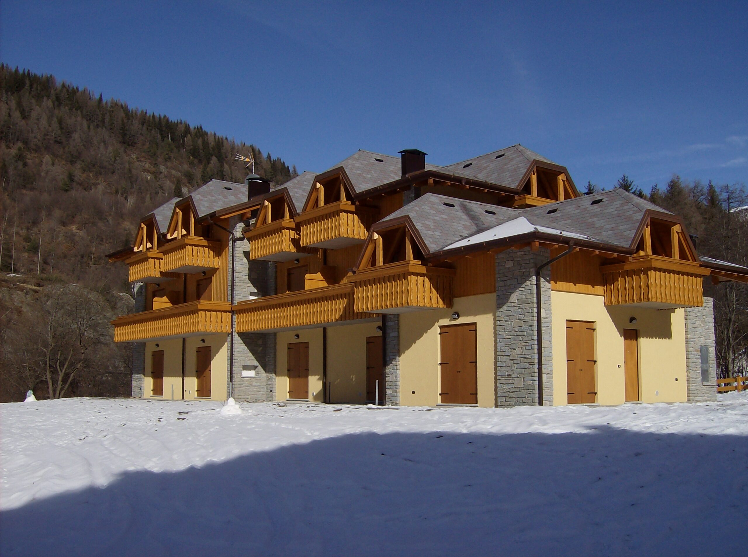 In villetta a schiera, 700 mt dalle piste, nostra costruzione 2006, bilocale con box arredato con giardino su tre lati ovest-est-nord, Euro 157.000,00