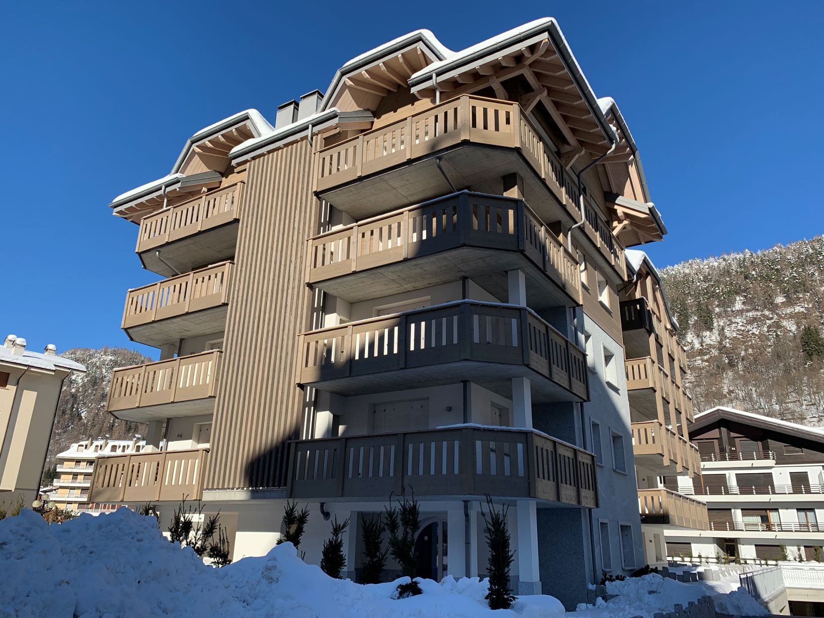 Res.”Cristallo”,nel cuore di Aprica, Bilocale Mq 50 + giardino Mq80,+ampio Box , arredato, posizione unica! euro 318.000,00