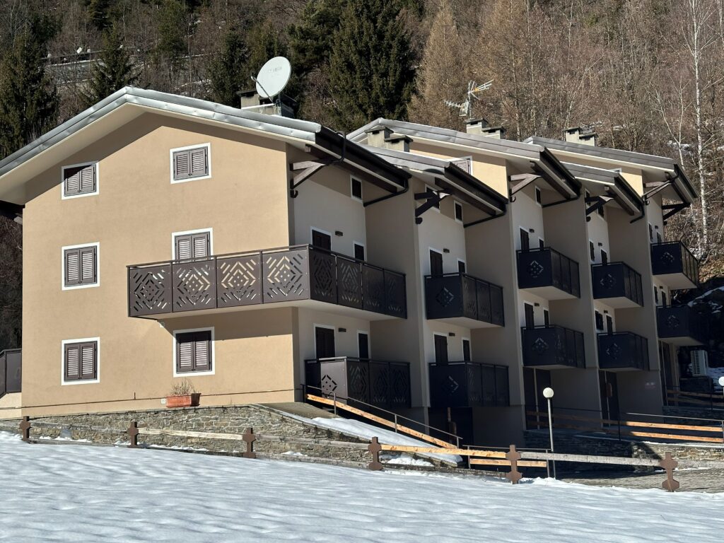 Villaggio “Costa del Sole”, a 2 km dal centro di Aprica, a 800mt dagli impianti del Baradello ,Bilocale mq 60  con ampio Box .Classe A, bonus 110, Euro 135.000,00!!