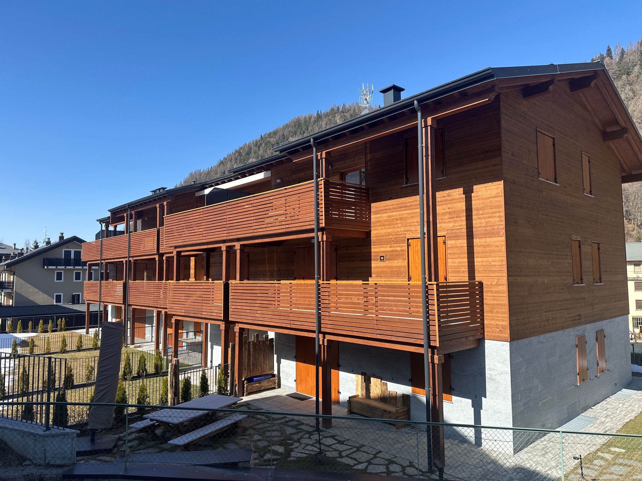 Esclusivo!Nuovo Chalet”Blue Moon”,trilocale doppi servizi nuovissimo completamente arredato, giardino esclusivo a sud, ampio box e cantina, ski room, classe A4