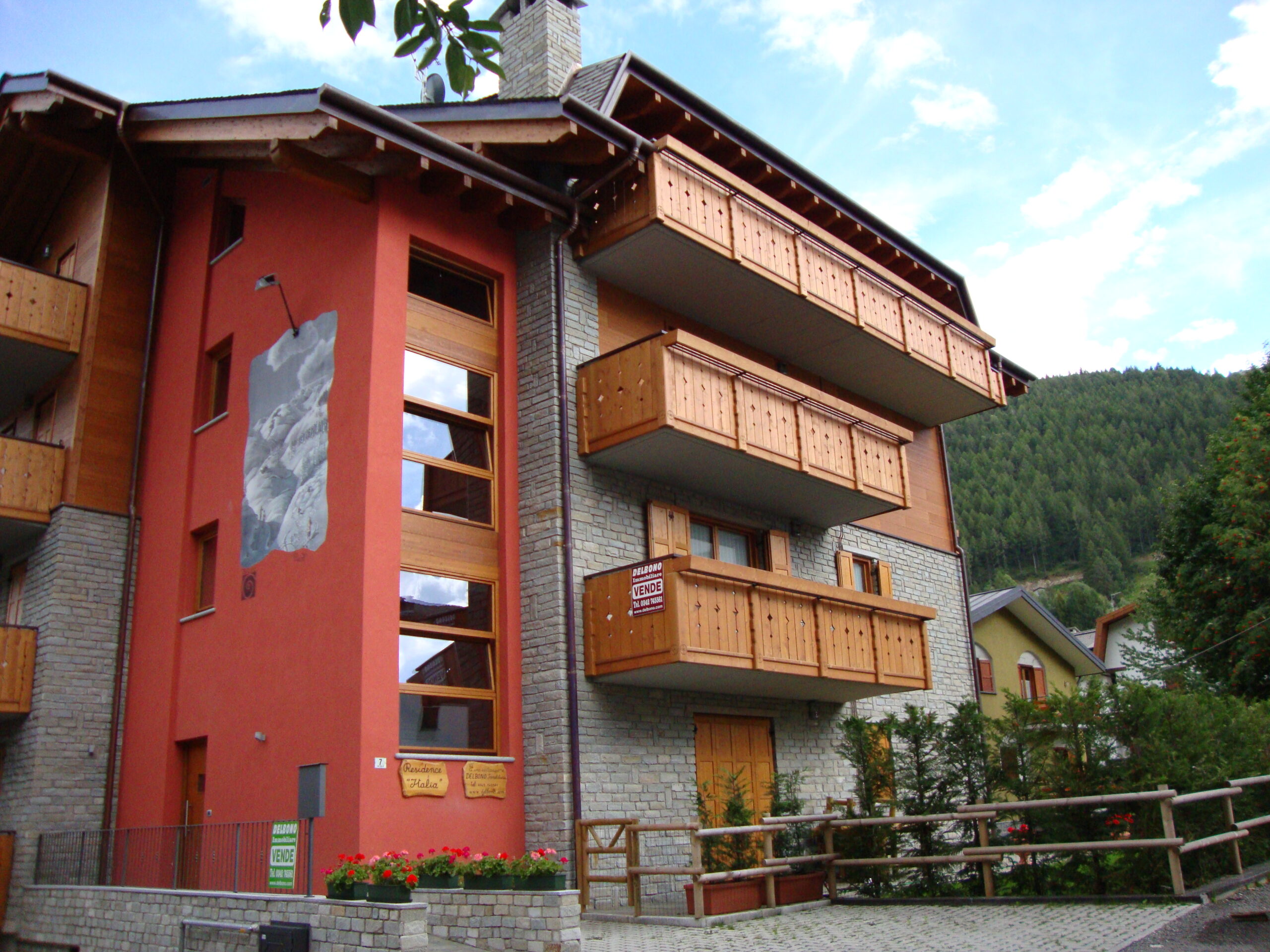 Res Italia, Via Italia, 12 unità immobiliari, ultimate nel 2005