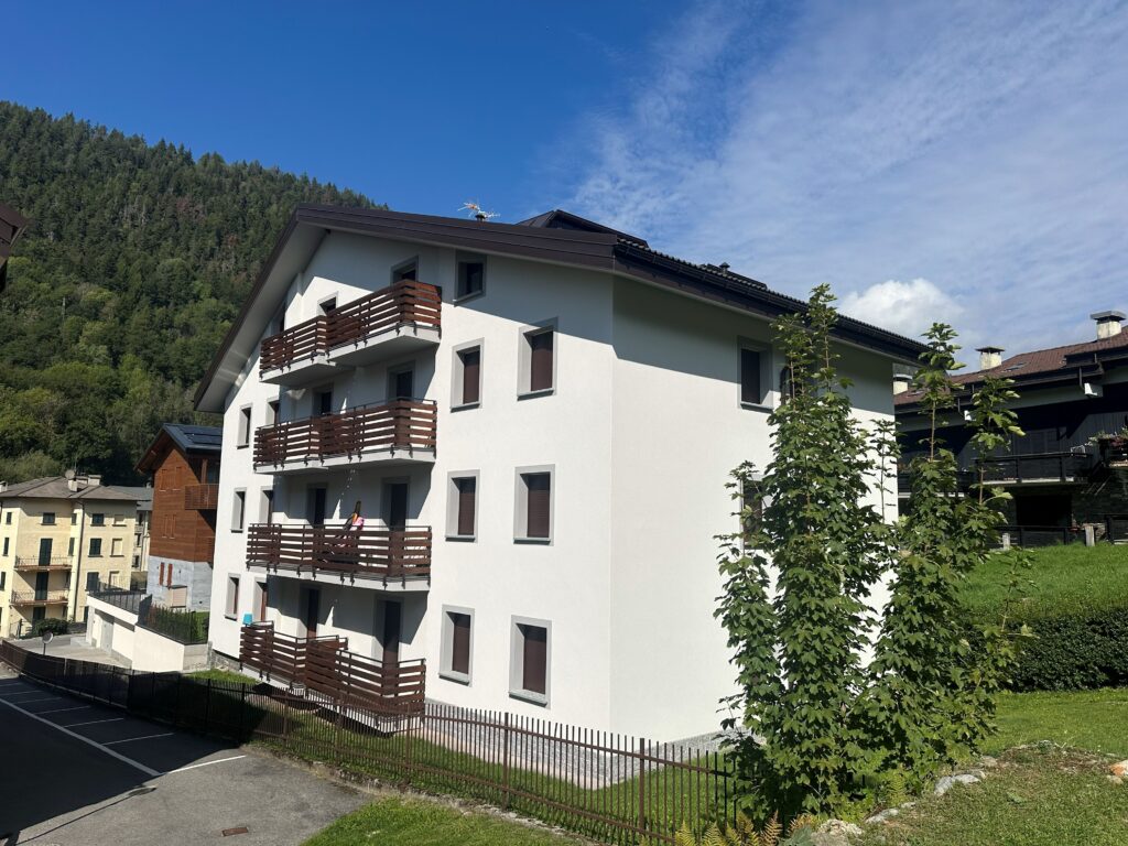 Via Italia 33, centro Aprica, vicino a tutti i servizi e agli impianti da sci, bilocale piano terra con posto auto coperto, arredato, Euro 142.000,00 Via Italia 33, centro Aprica, vicino a tutti i servizi e agli impianti da sci, bilocale piano terra con posto auto coperto, arredato, Euro 142.000,00